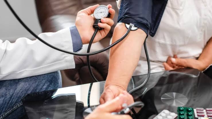 اندازه‌گیری فشار خون در منزل توسط پرستار حرفه‌ای برای تشخیص زودهنگام فشار خون بالا