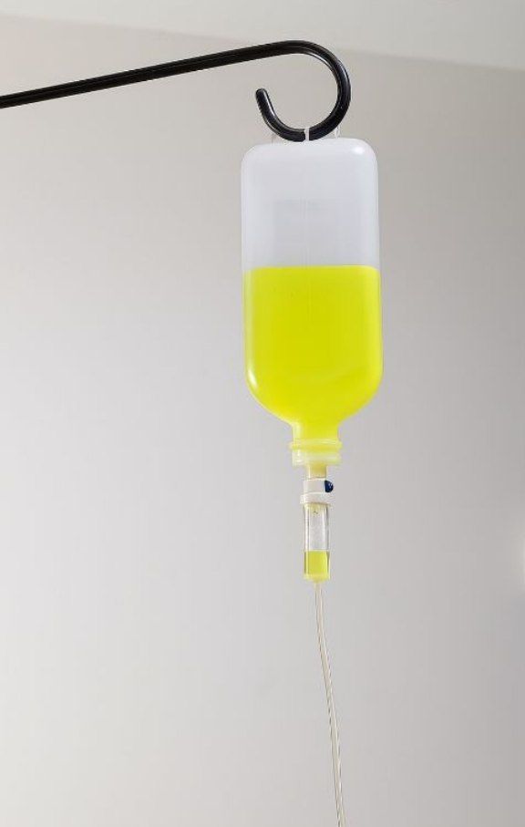 سرم آویزان و ست تزریق وریدی برای درمان کم‌آبی بدن در منزل