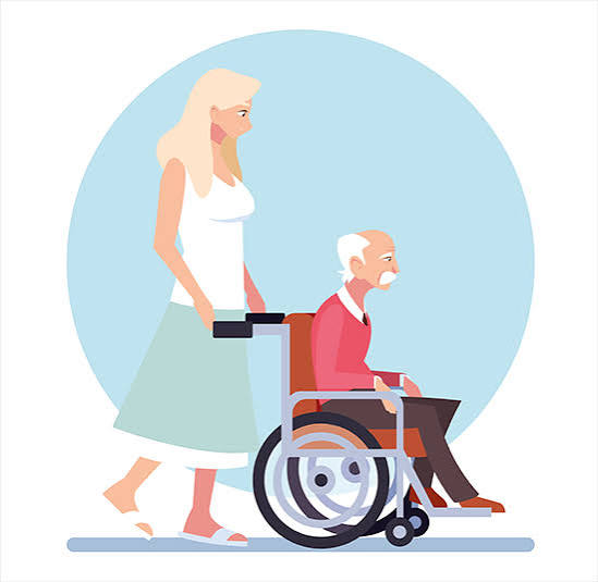 پرستار خانم در حال کمک به یک سالمند مرد نشسته روی ویلچر برای جابه‌جایی و مراقبت در منزل