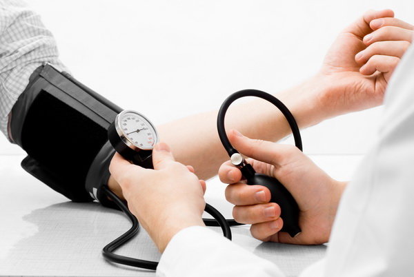 اندازه‌گیری و کنترل فشار خون در منزل توسط پرستار با دستگاه فشارسنج دیجیتال